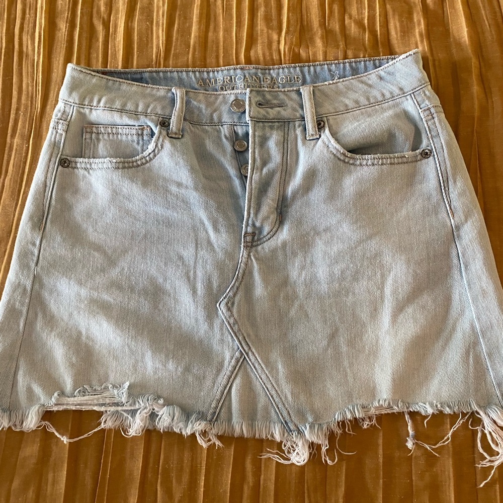 Short  distressed ragged hem denim skirt